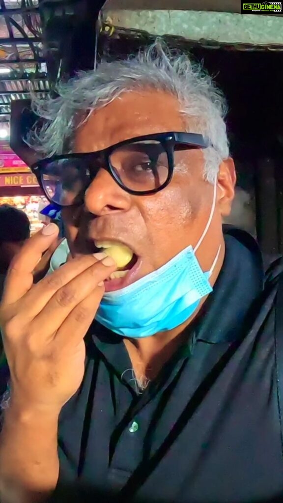 Ashish Vidyarthi Instagram - Street food heaven😍😋Spicy & Hot Chicken Momo in Siliguri, West Bengal ❤️ Location-Suruchi Momo, Siliguri #reelitfeelit #reelsinstagram #reelkarofeelkaro #momo #chickenmomo #steamedmomo #spicymomo #momorecipe #siliguri #westbengal #chowmein #foodie #food #ashishvidyarthi #actorslife