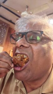 Ashish Vidyarthi Instagram - SPICIEST SAOJI MUTTON I HAD AT JAGDISH SAOJI BHOJANALAY IN NAGPUR 🌶️🥵 
The taste was Ammmmmmmazing 😋 
Thank you my dear friend Dinesh Acharya for bringing @meenakshimanna Di and Me here ❤️

Have you guys tried Saoji Mutton..? do let me know in the comments 🤗

#reelitfeelit #reelkarofeelkaro #mutton #saojimutton #nagpur #foodie #ashishvidyarthi #actorvlogs