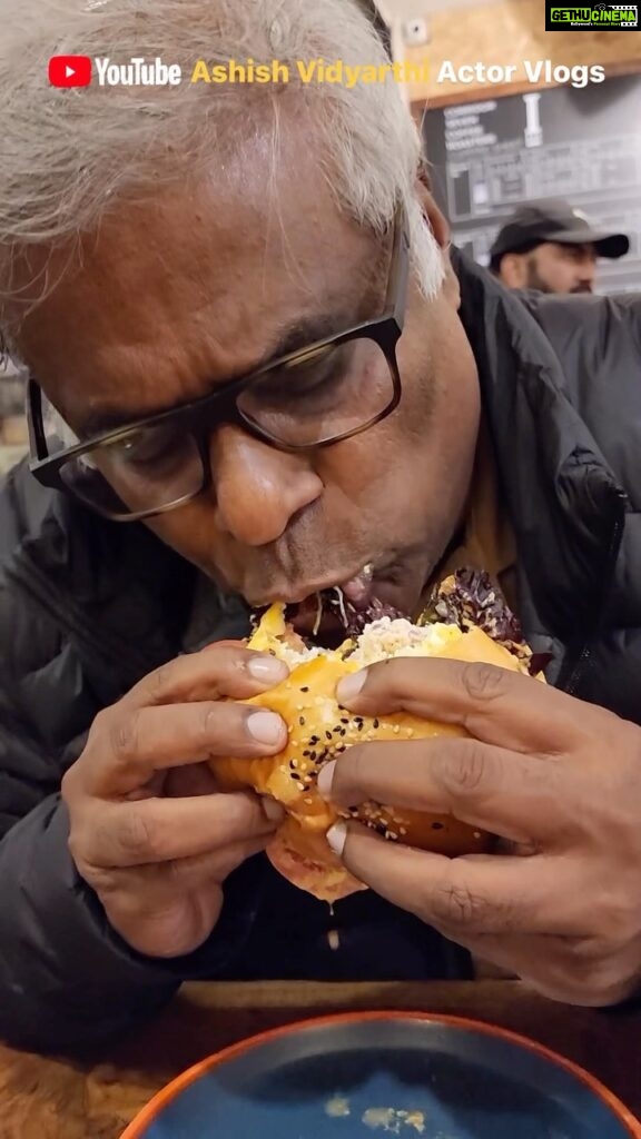 Ashish Vidyarthi Instagram - Scrumptious Cheesy Smoked Chicken Burger at Corridor Seven Coffee Roasters, Nagpur…🍔😋🤤 Kya Flavour Hai Bhaisahab…Ekdum Smoky 😍 #reels #reelitfeelit #foodreel #chickenburger #nagour #maharashtra #foodie #ashishvidyarthi #ashishvidyarthiactorvlogs #smoked #smokedchicken