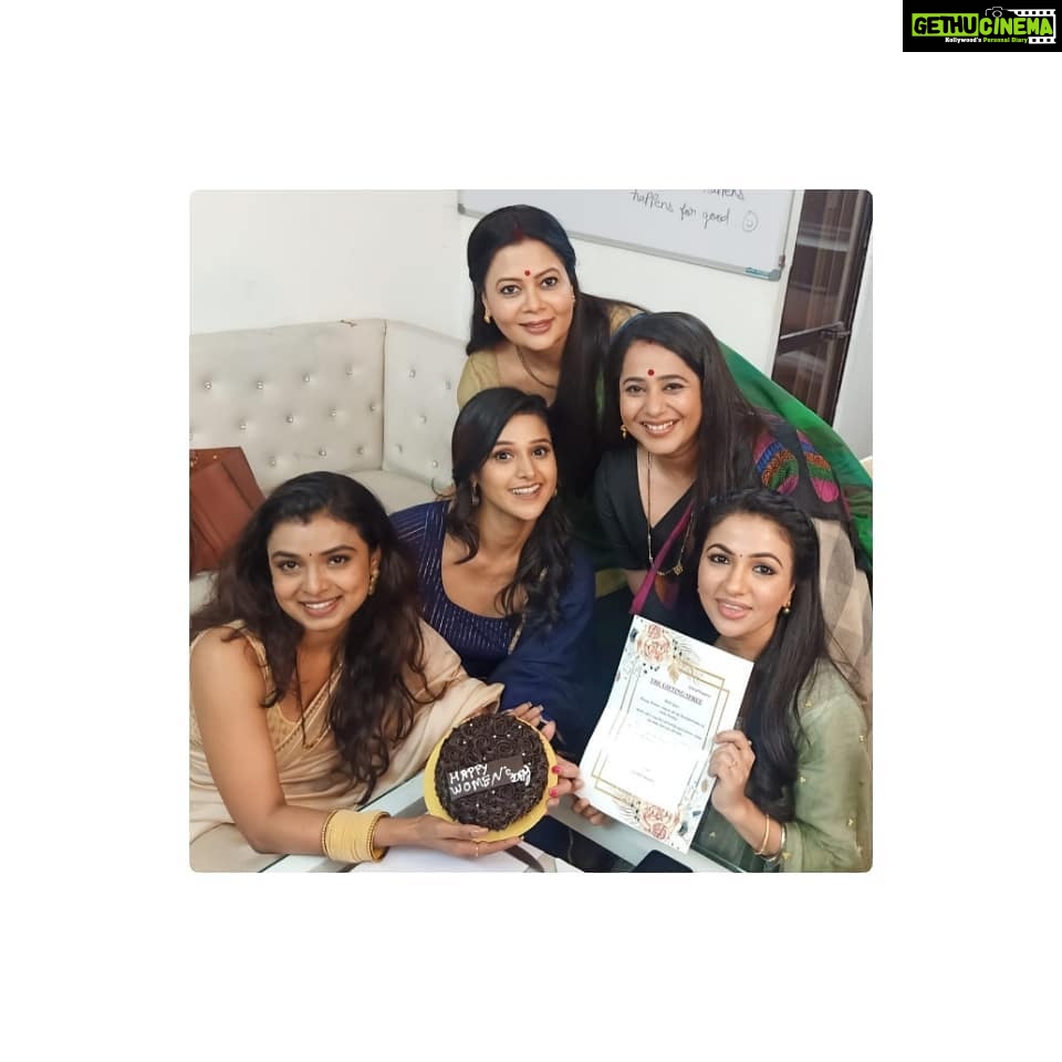Astha Agarwal Instagram - #That's #how #we #brought #in #our #womensday #this #year 🥰 @mayurideshmukhofficialll @ritucj @vijaylaxmisingh27 @preetkaurnayak #all #thanks to @imliexdiaries #for #this #sweet #gesture 🤗 . . . . . . " #I #am #grateful #to #be #a #woman . #I #must #have #done #something #great #in #another #life " .. by #maya angelou