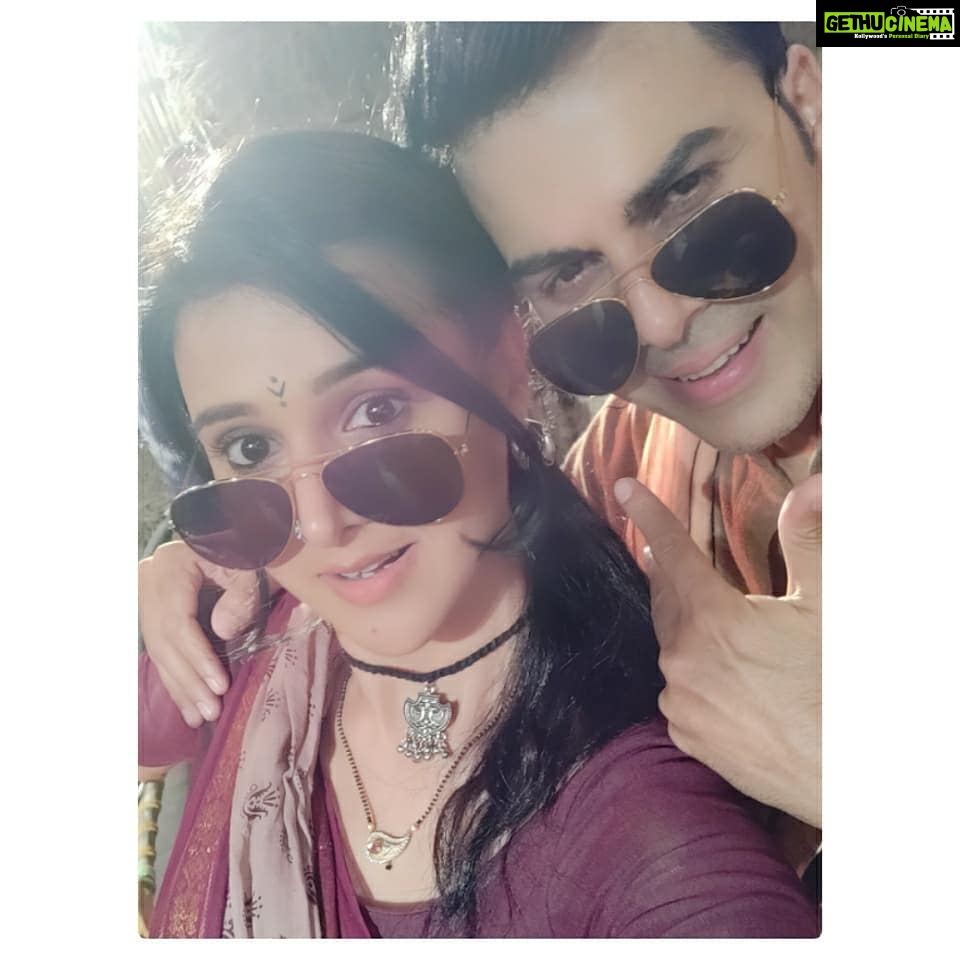 Astha Agarwal Instagram - #desi #avatar #with #kala #chashma 😎 #perfect #combo #for #instahigh #swag #shoot #diaries #bts #clicks #ontheset #imlie #show #starplus #hotstar #instadaily #love #bestoftheday @starplus @faisalsayed2 @vijaylaxmisingh27 @chandreshsinghh @raakeshmaudgal