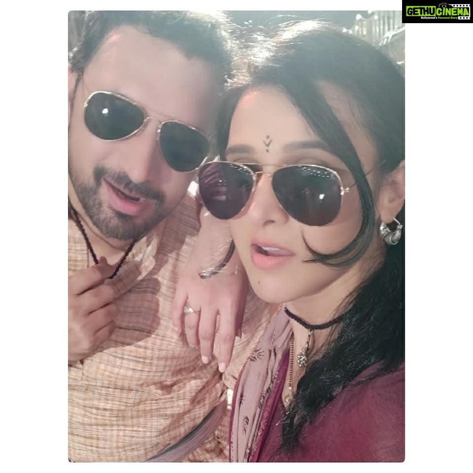 Astha Agarwal Instagram - #desi #avatar #with #kala #chashma 😎 #perfect #combo #for #instahigh #swag #shoot #diaries #bts #clicks #ontheset #imlie #show #starplus #hotstar #instadaily #love #bestoftheday @starplus @faisalsayed2 @vijaylaxmisingh27 @chandreshsinghh @raakeshmaudgal