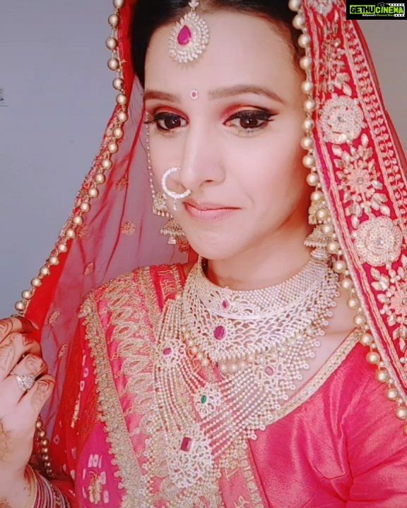 Astha Agarwal Instagram - #you #think #Jharna is #pretty 🥰.. & #I think Jharna is #pretty #naughty #too 😉 #shubharamabh #serial #bridal #attire #titok #fun #high on #drama #actorslife🎬 #makeup #room #diaries