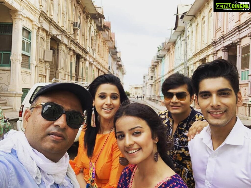 Astha Agarwal Instagram - #shubharamabh of our #shubharambh #serial happened on the #colorful #bohra #haveli #sidhpur, for #colors #channel only, with my #vibrant #team .. @shashisumeetproductions @colorstv #shootslife #actor #onset #outdoor #shoot Sidhpur,Gujarat