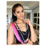 Astha Agarwal Instagram - #Face pe #smile 😃 aur #picture mein #style ki kami nahi honing chahiye 💁‍♀️
