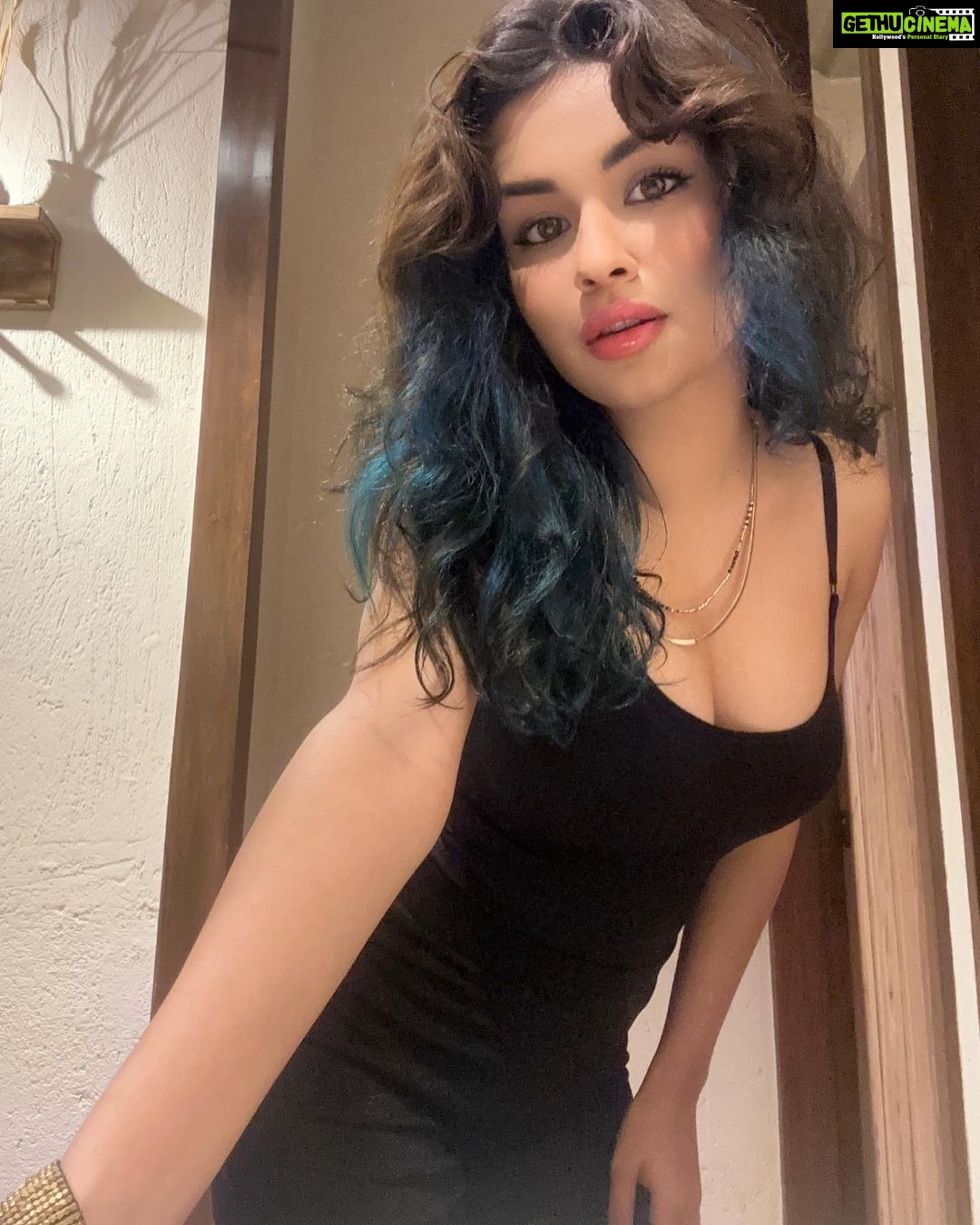 Avneet Kaur Instagram - I hate being stared at, but I understand.🖤🥀