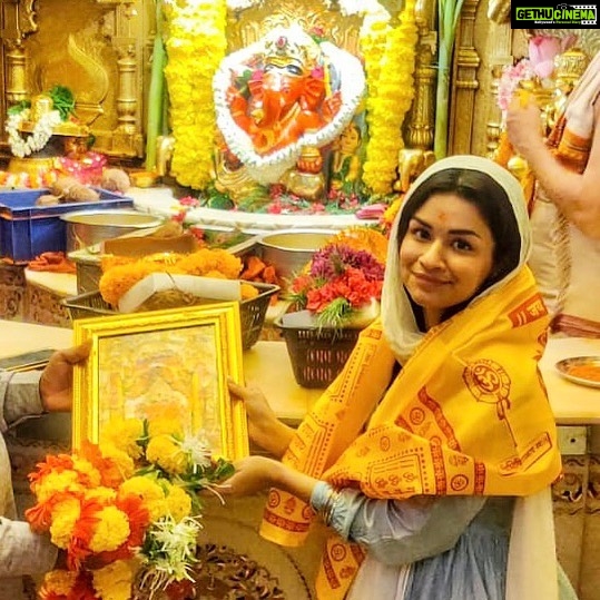 Avneet Kaur Instagram - Taking blessings from Ganpati Bappa 🙏🏻❤️ Thank you for everything! #grateful #blessed Siddhivinayak Temple, Mumbai