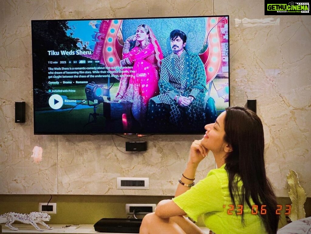 Avneet Kaur Instagram - Living this surreal moment of watching myself on an OTT platform as prestigious as @primevideo This weekend I’m watching a movie featuring Avneet Kaur and Nawazuddin Siddiqui🙈❤️ What are your plans??? #TikuWedsSheru out now on prime video!