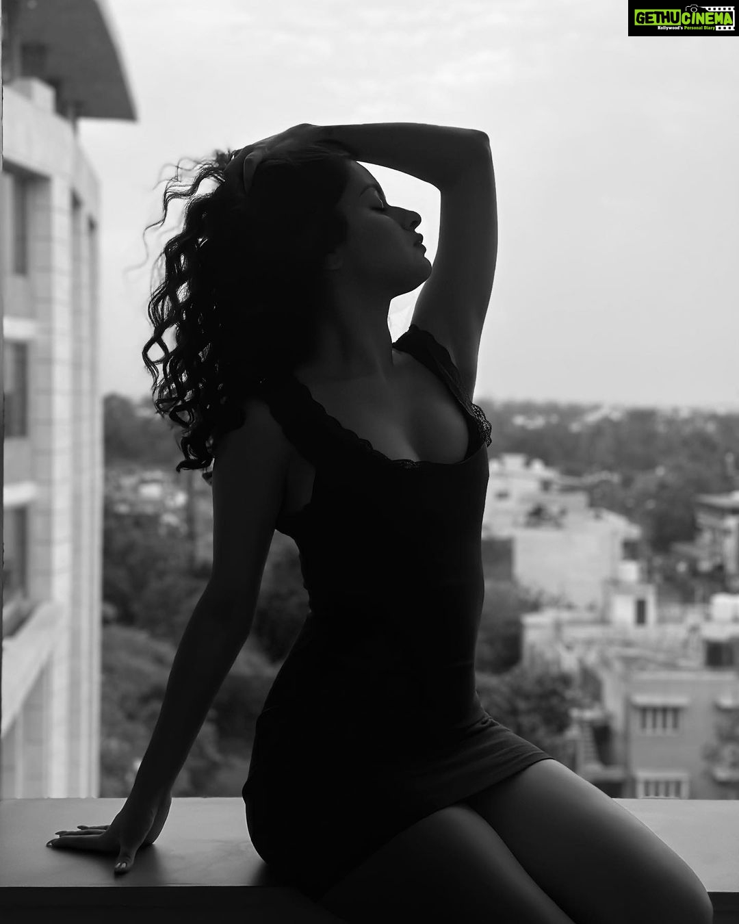 Avneet Kaur Instagram - Kissed by the sunlight and bitten by the moon.🌙🖤 #blackandwhite