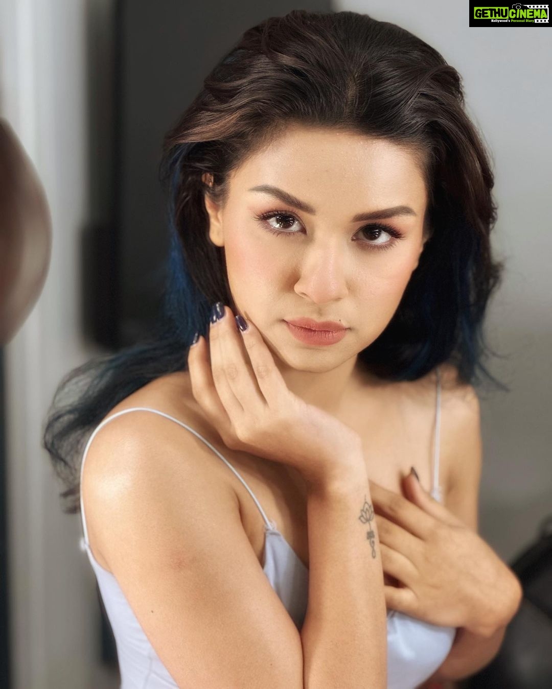 Avneet Kaur Instagram - Close ups pls 💙🦋✨ Mumbai, Maharashtra