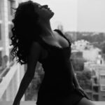 Avneet Kaur Instagram - Kissed by the sunlight and bitten by the moon.🌙🖤 #blackandwhite