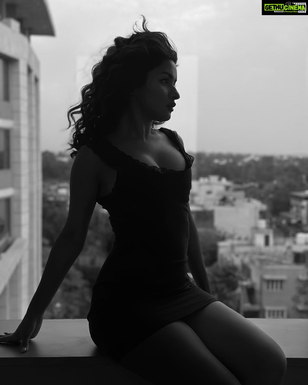 Avneet Kaur Instagram - Kissed by the sunlight and bitten by the moon.🌙🖤 #blackandwhite