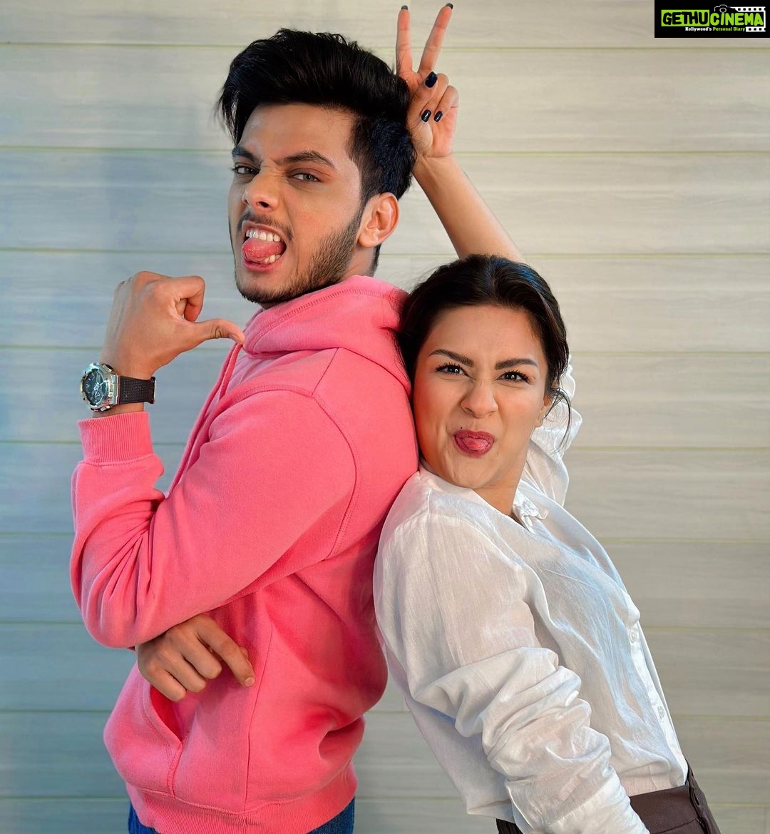 Avneet Kaur Instagram - Look who I bumped into after 7 years ❤️🤧 what’s coming up???🎬🙈 #newbeginnings