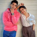 Avneet Kaur Instagram – Look who I bumped into after 7 years ❤️🤧 what’s coming up???🎬🙈 #newbeginnings