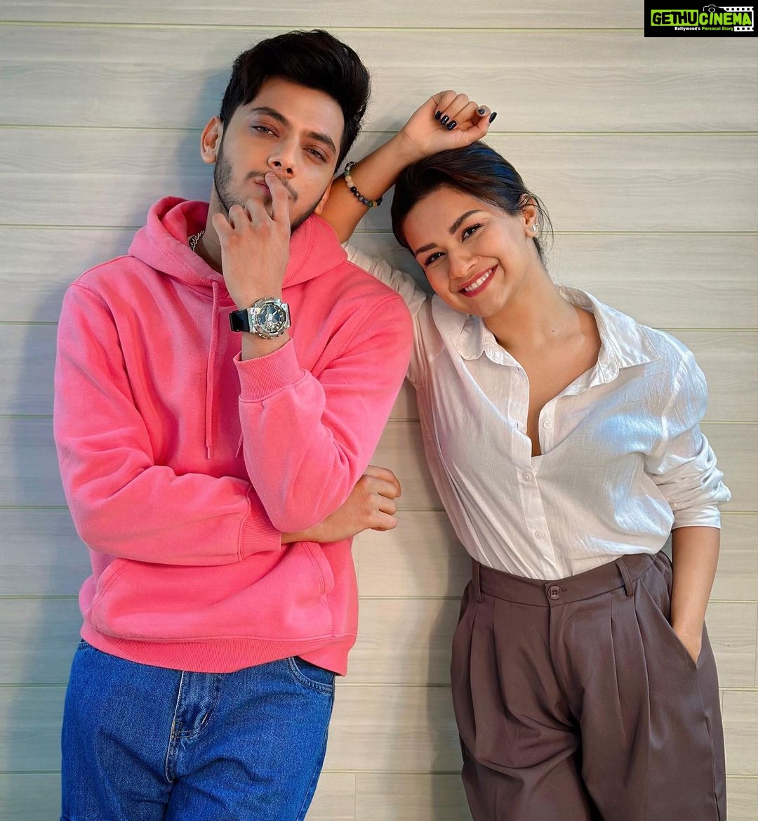 Avneet Kaur Instagram - Look who I bumped into after 7 years ❤️🤧 what’s coming up???🎬🙈 #newbeginnings