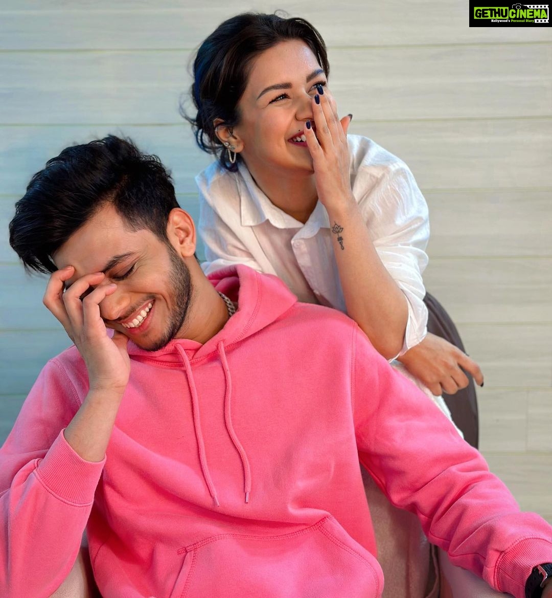 Avneet Kaur Instagram - Look who I bumped into after 7 years ❤️🤧 what’s coming up???🎬🙈 #newbeginnings