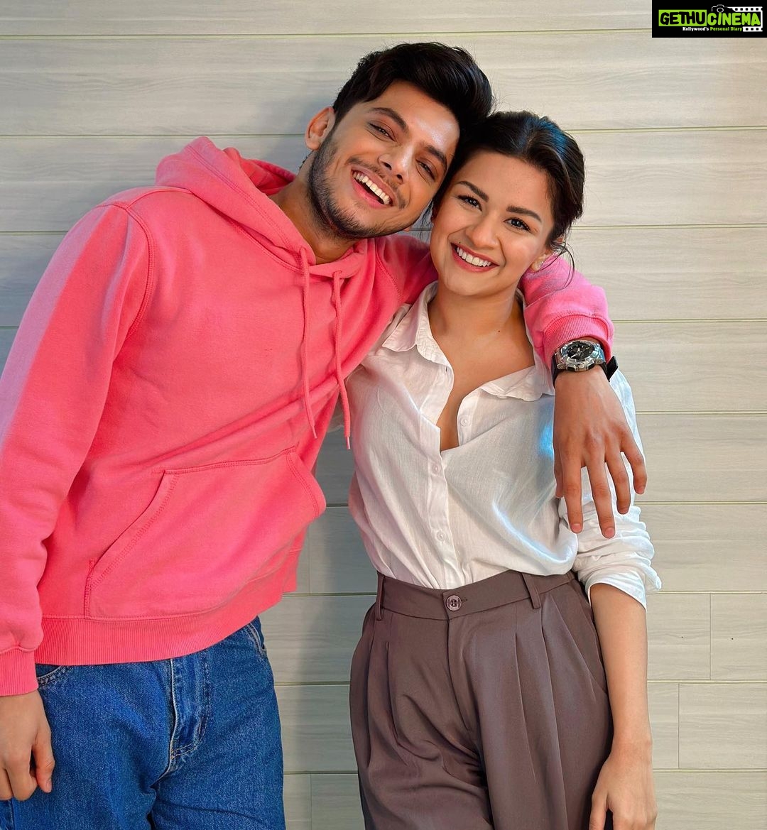 Avneet Kaur Instagram - Look who I bumped into after 7 years ❤️🤧 what’s coming up???🎬🙈 #newbeginnings