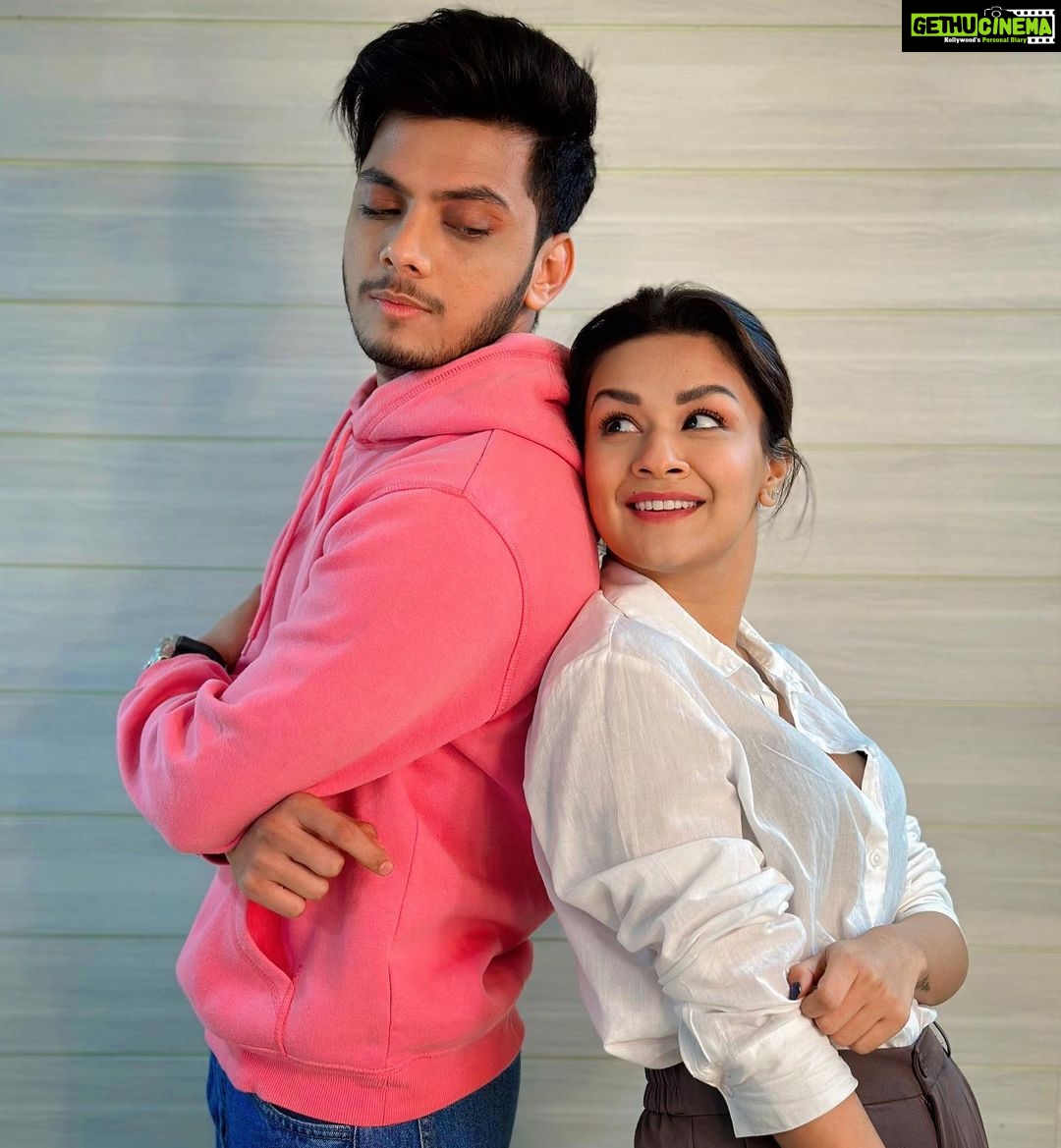 Avneet Kaur Instagram - Look who I bumped into after 7 years ❤️🤧 what’s coming up???🎬🙈 #newbeginnings