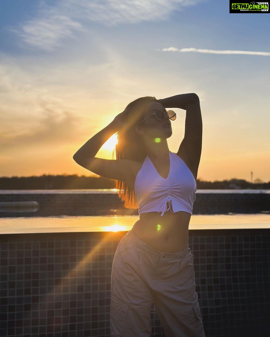 Avneet Kaur Instagram - Sunsets are sky poetry.🤍🌅 Bhopal, Madhya Pradesh