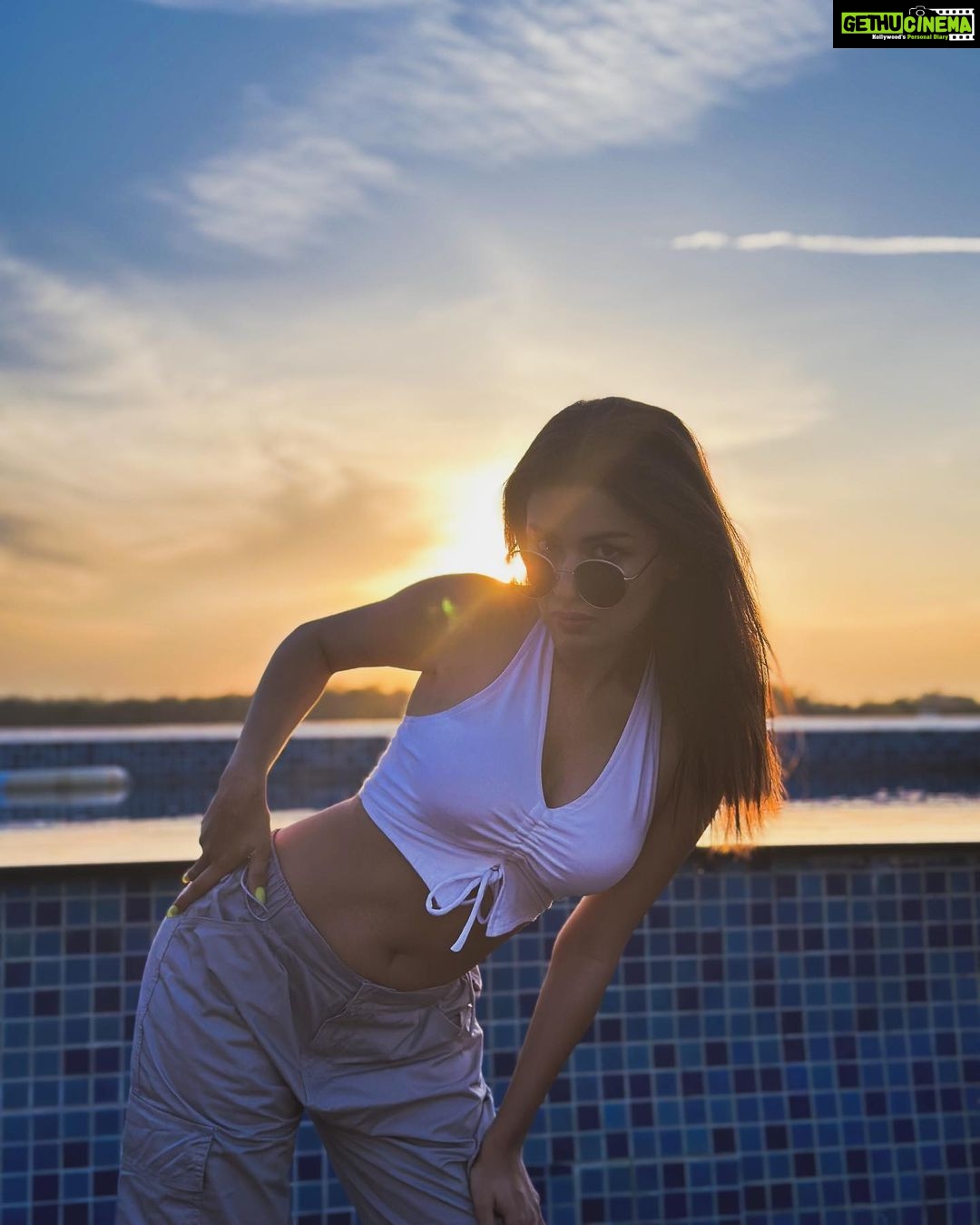 Avneet Kaur Instagram - Sunsets are sky poetry.🤍🌅 Bhopal, Madhya Pradesh