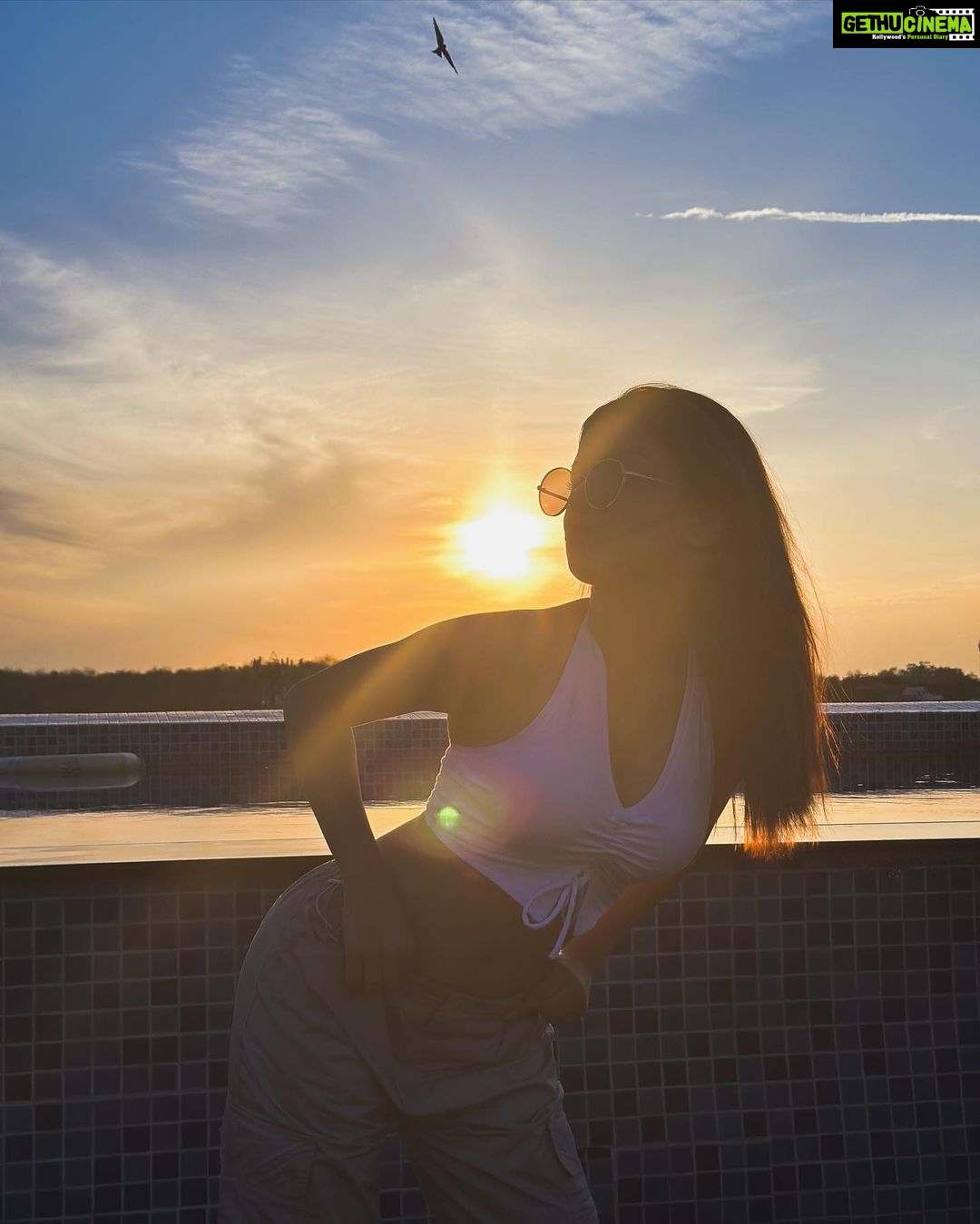 Avneet Kaur Instagram - Sunsets are sky poetry.🤍🌅 Bhopal, Madhya Pradesh