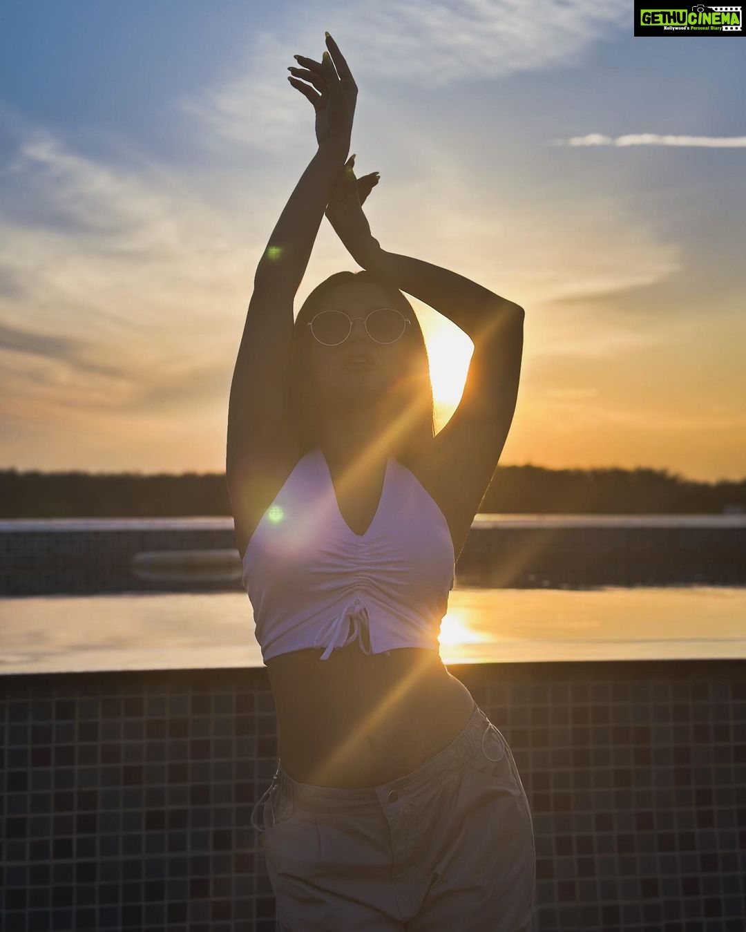 Avneet Kaur Instagram - Sunsets are sky poetry.🤍🌅 Bhopal, Madhya Pradesh