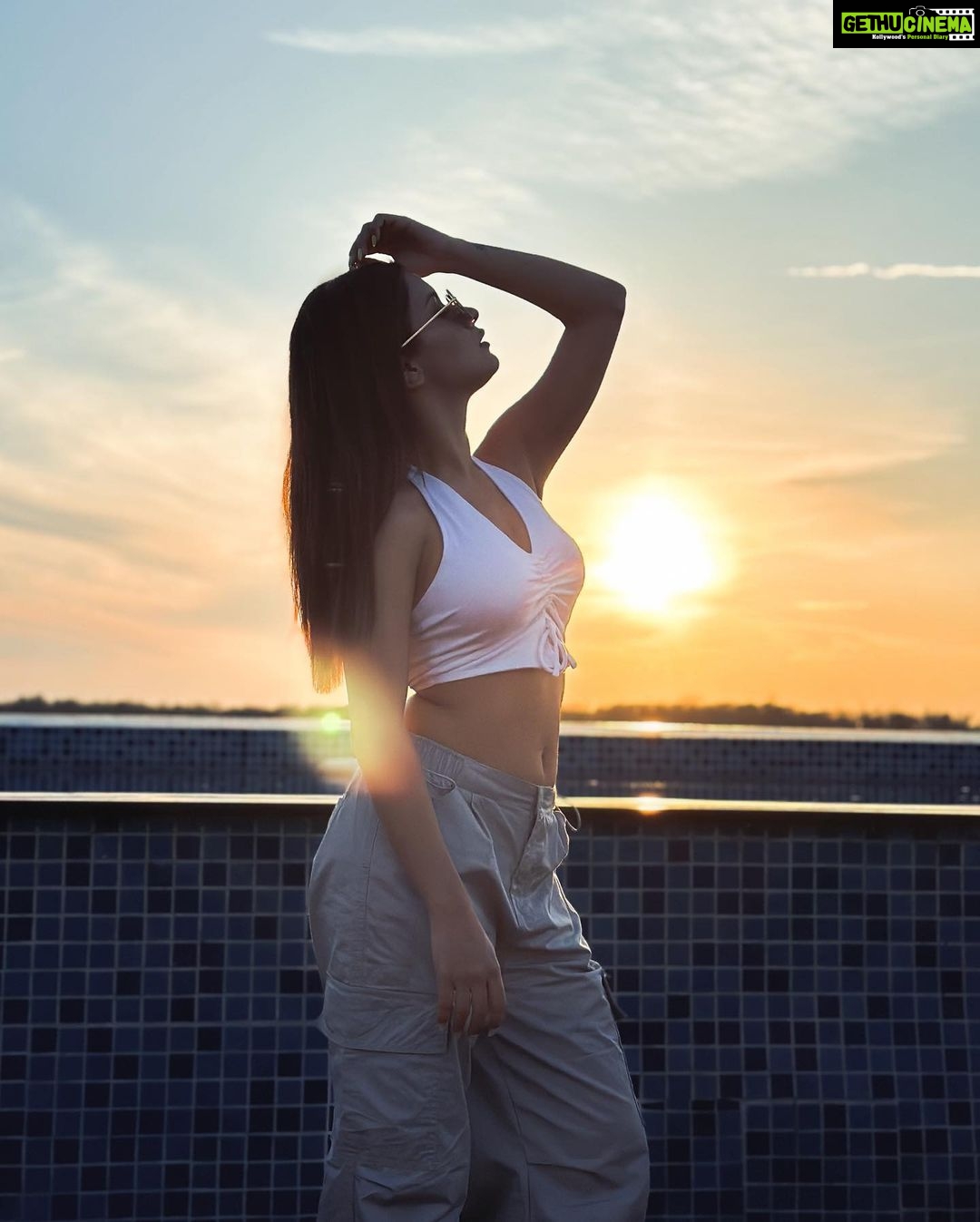 Avneet Kaur Instagram - Sunsets are sky poetry.🤍🌅 Bhopal, Madhya Pradesh