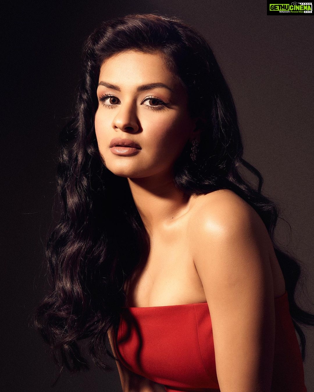 Avneet Kaur Instagram - Tum se milke yun laga hai jeene ki ek wajah ♥️ #tikuwedssheru on Amazon prime this 23rd of June! Outfit: @antithesis.in Jewels by @anaghaartsnjewels @upakarna @mozaati MUAH @sachinmakeupartist1 @arbazshaikh6210 Styled by @tanghavri Assisted by - @esther_pinto98 📸 @visualaffairs_va