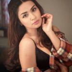 Avneet Kaur Instagram - Ek nazar pyaar se dekhlo phir se zinda kardo ♥️✨ #closeups Mua- @sachinmakeupartist1 Hair- @siddhi_hairstylist 📸- @meghna.agrawall Bhopal, Madhya Pradesh