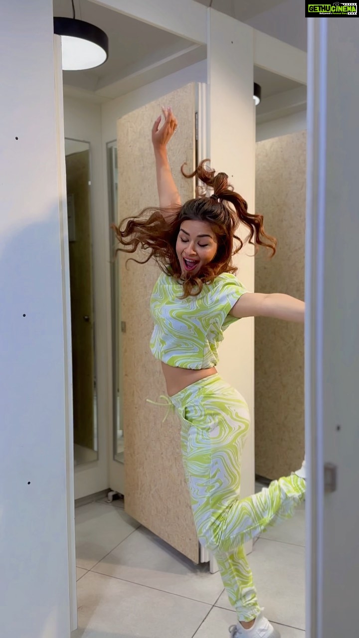 Avneet Kaur Instagram - Behind the scenes mastiπππ #beingmyself #fun #shootmode #liferightnow