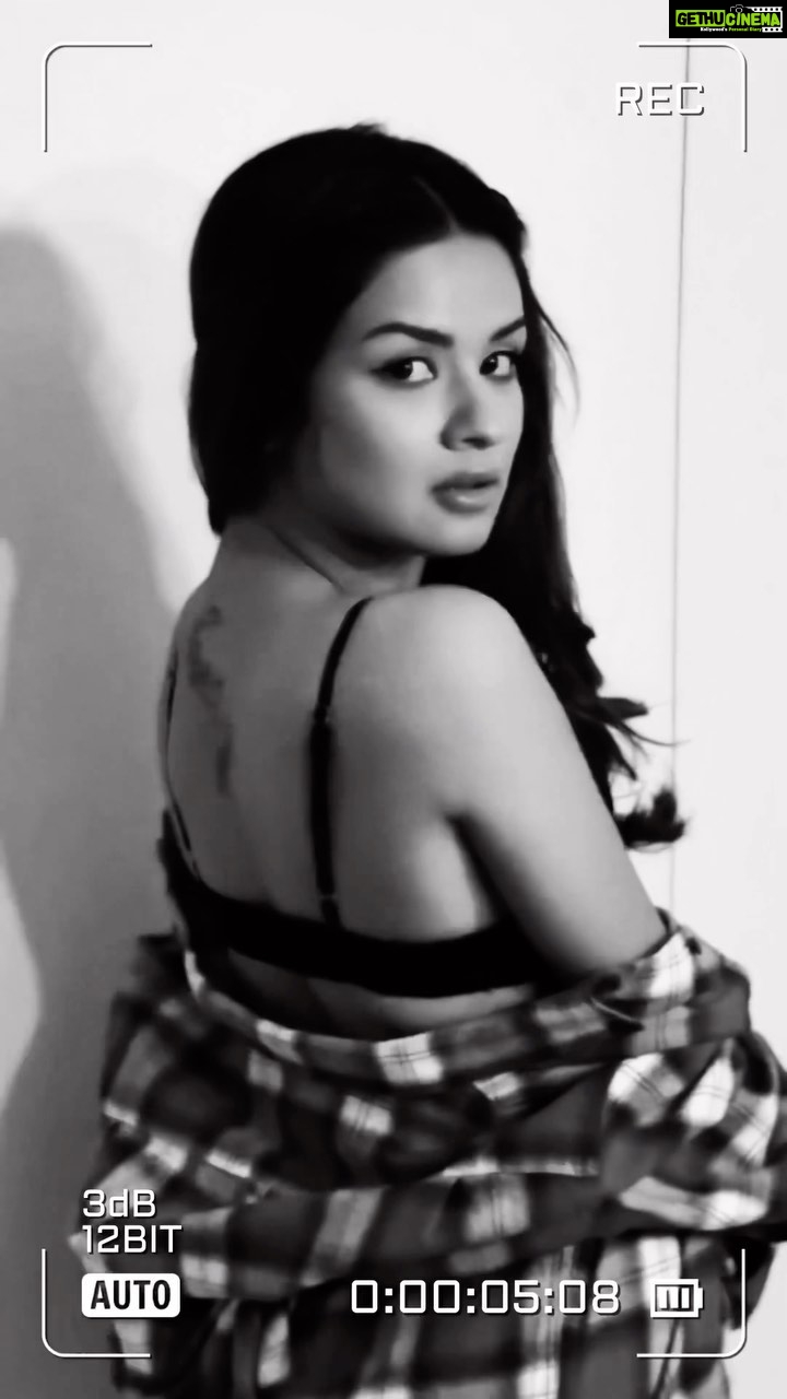 Avneet Kaur Instagram - Can’t keep my hands to myself 🖤