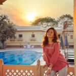 Avneet Kaur Instagram - just a bunch of life right now….🎥☀️🍂👭🏻🎬☁️🌈✨ Madhya Pradesh