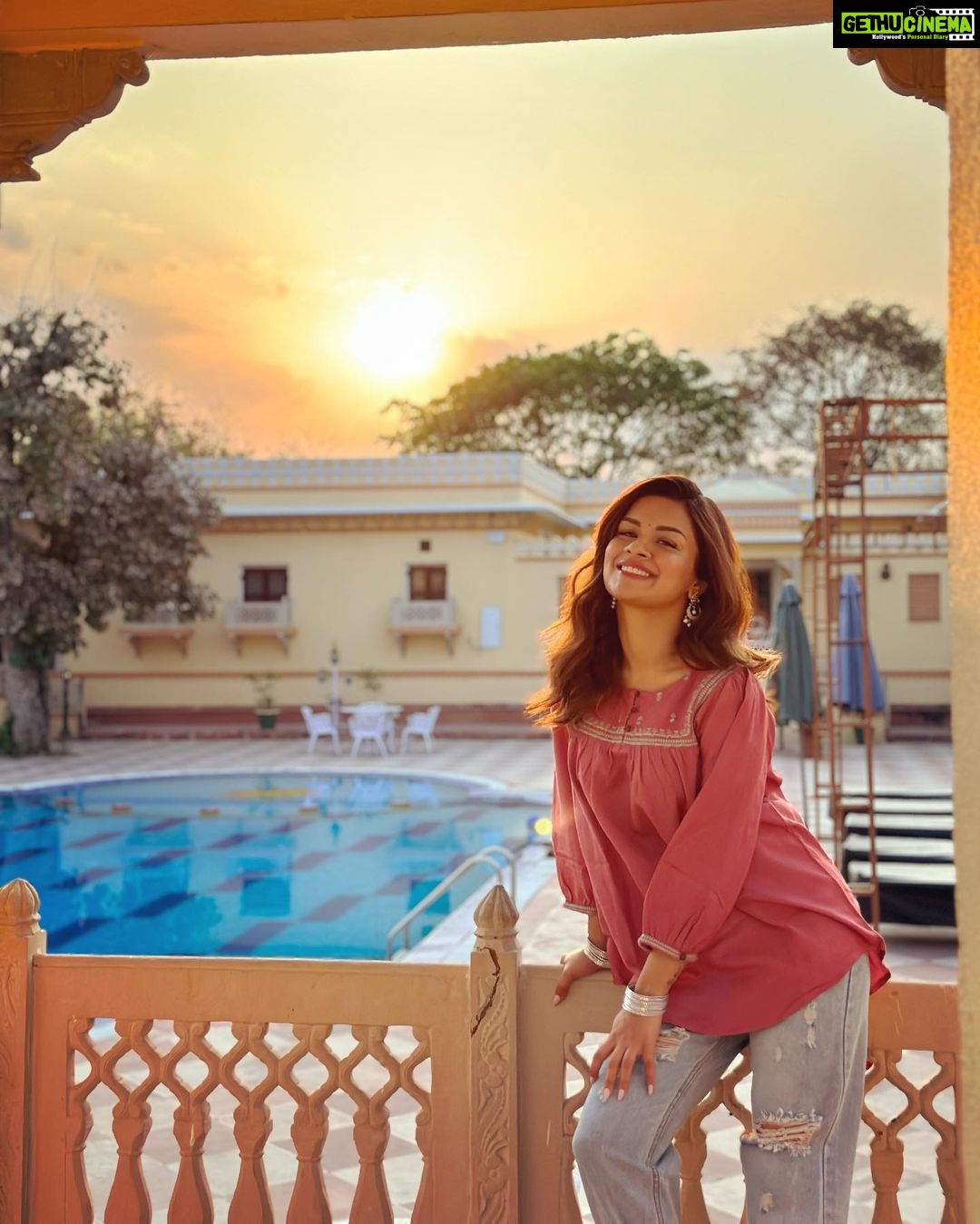 Avneet Kaur Instagram - just a bunch of life right now….🎥☀️🍂👭🏻🎬☁️🌈✨ Madhya Pradesh
