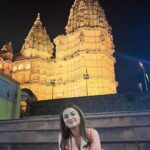 Avneet Kaur Instagram - Visiting temples and taking blessings 🙏🏻❤️🥰😌 Orchha Ram Raja Temple