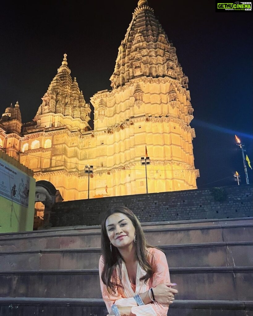 Avneet Kaur Instagram - Visiting temples and taking blessings 🙏🏻❤️🥰😌 Orchha Ram Raja Temple