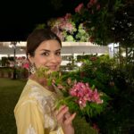 Avneet Kaur Instagram - Tere naino ke aage toh taare bhi sharmayen 💛🪷 #nofilter #bhopaldiaries Jehan Numa Palace Hotel