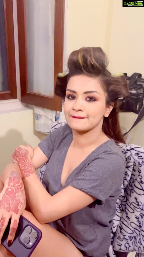 Avneet Kaur Instagram - The only time of the day when I got nothin to do thanks to @sachinmakeupartist1 & @siddhi_hairstylist 😂🥺 🎥- @meghna.agrawall #wakeupandgetready #worksleepeatrepeat #everydayscenes #lifenowadays Madhya Pradesh