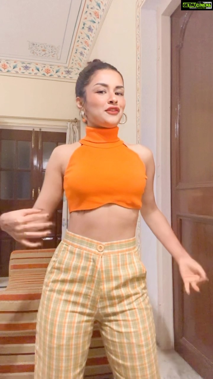 Avneet Kaur Instagram - Cause it’s been a while since I’ve tried these dances 🧡😛 #reelsinstagram #reelitfeelit #dance