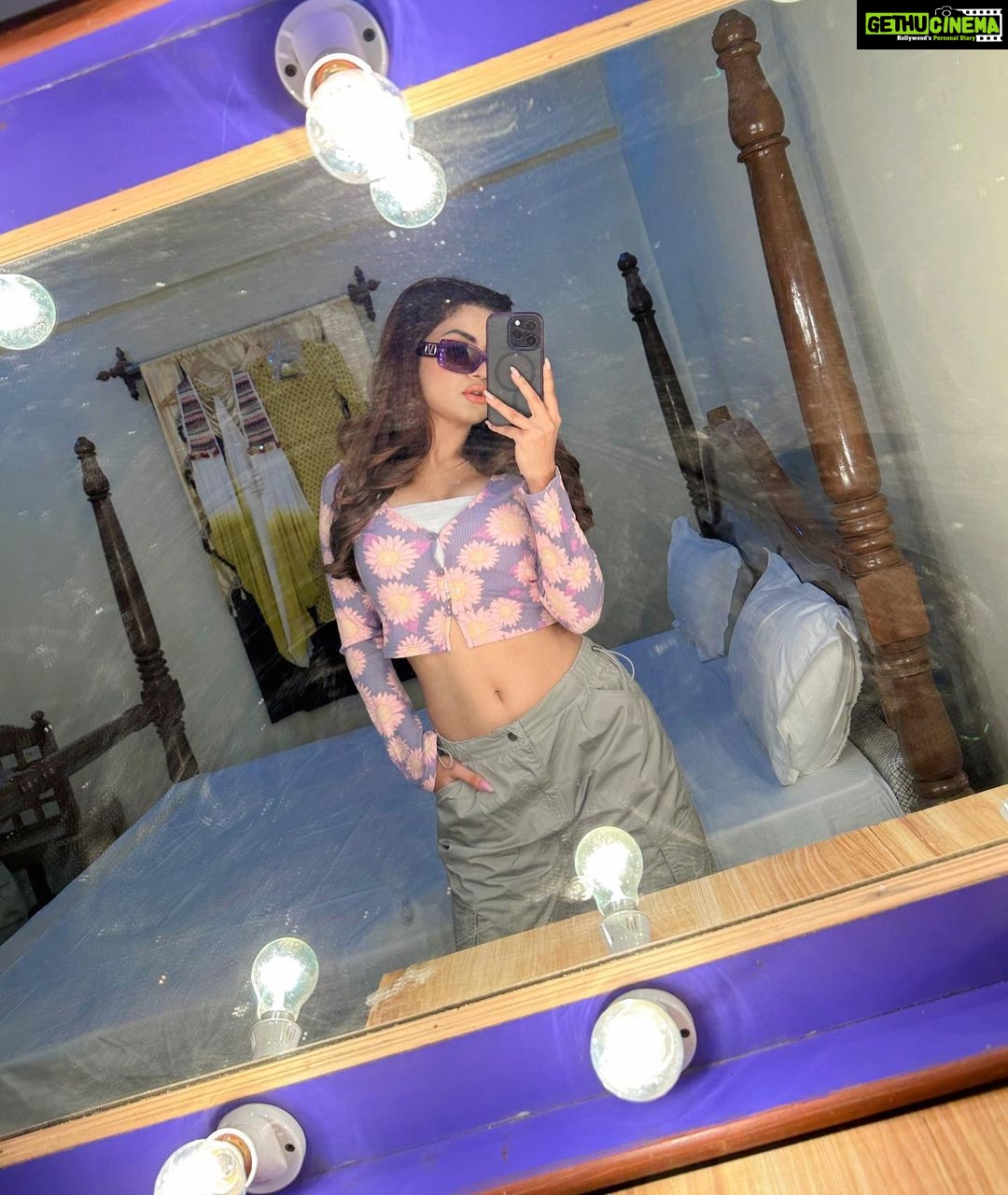 Avneet Kaur Instagram - My baby girl so pretty, she the coldest in the city.👅💜💕🌻 (my mom got me this top 🥹) Madhya Pradesh