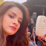 Avneet Kaur Instagram - My fav fan 😜❤️ well shooting in this heat can be a task so!🤷🏻‍♀️ #funtime #behindthescenes #hawahawa #luvkiarrangemarriage #summer #shootmode #favfan #sneakpeek Madhya Pradesh