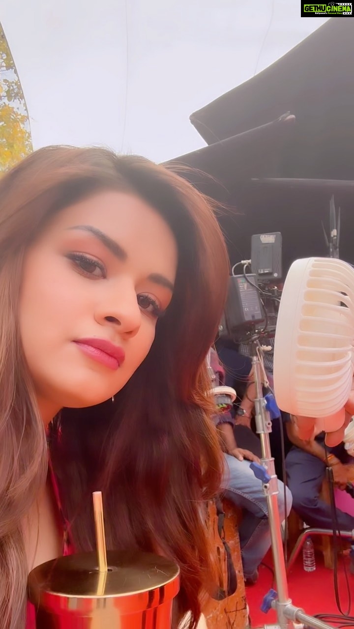 Avneet Kaur Instagram - My fav fan 😜❤️ well shooting in this heat can be a task so!🤷🏻♀️ #funtime #behindthescenes #hawahawa #luvkiarrangemarriage #summer #shootmode #favfan #sneakpeek Madhya Pradesh