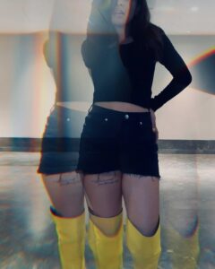 Avneet Kaur Instagram - Hotel affair 🖤🍋 Wearing- @mawa_shoes 📸- @meghna.agrawall Bhopal, Madhya Pradesh