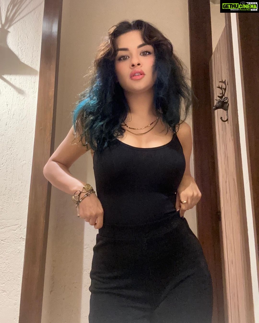 Avneet Kaur Instagram - I hate being stared at, but I understand.🖤🥀