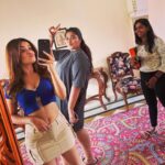 Avneet Kaur Instagram - just a bunch of life right now….🎥☀️🍂👭🏻🎬☁️🌈✨ Madhya Pradesh