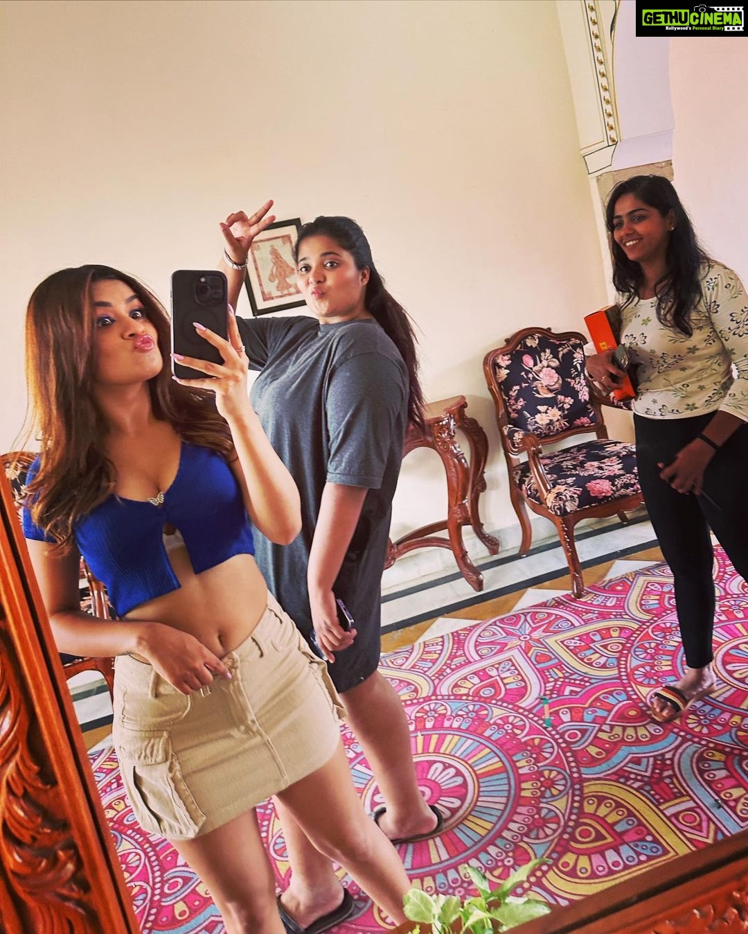 Avneet Kaur Instagram - just a bunch of life right now….🎥☀️🍂👭🏻🎬☁️🌈✨ Madhya Pradesh