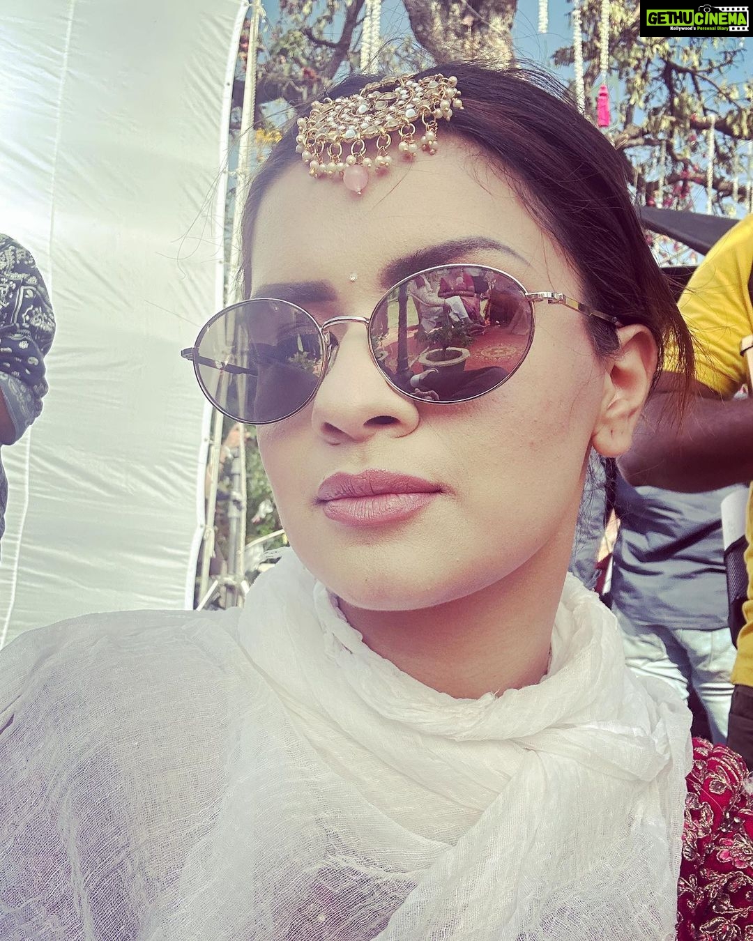 Avneet Kaur Instagram - just a bunch of life right now….🎥☀️🍂👭🏻🎬☁️🌈✨ Madhya Pradesh
