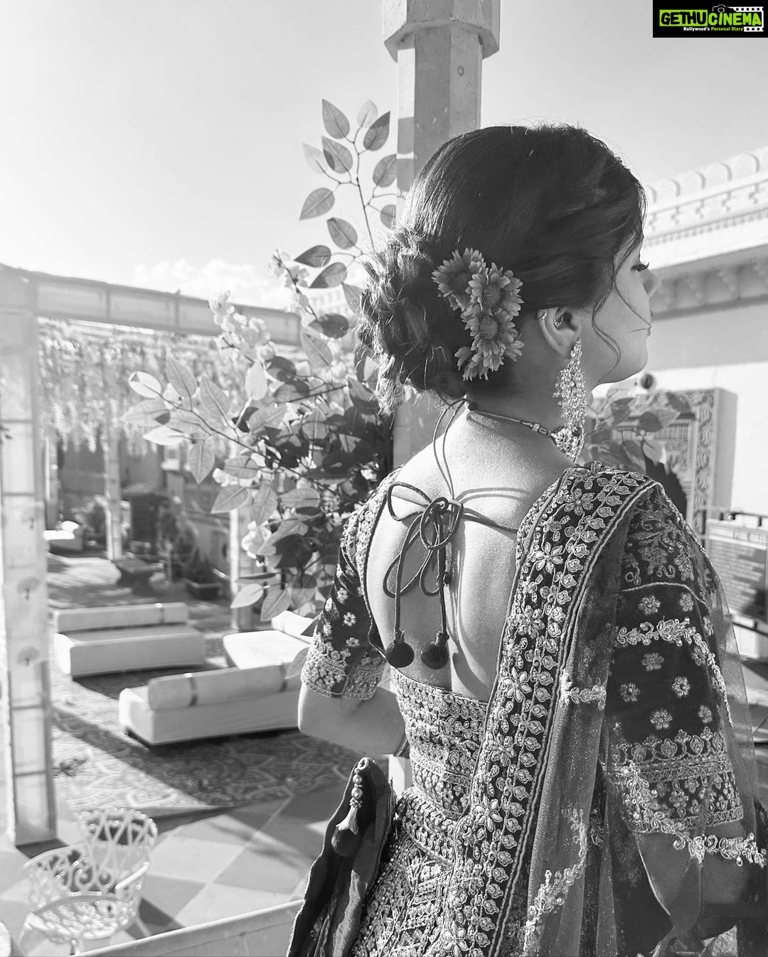 Avneet Kaur Instagram - just a bunch of life right now….🎥☀️🍂👭🏻🎬☁️🌈✨ Madhya Pradesh