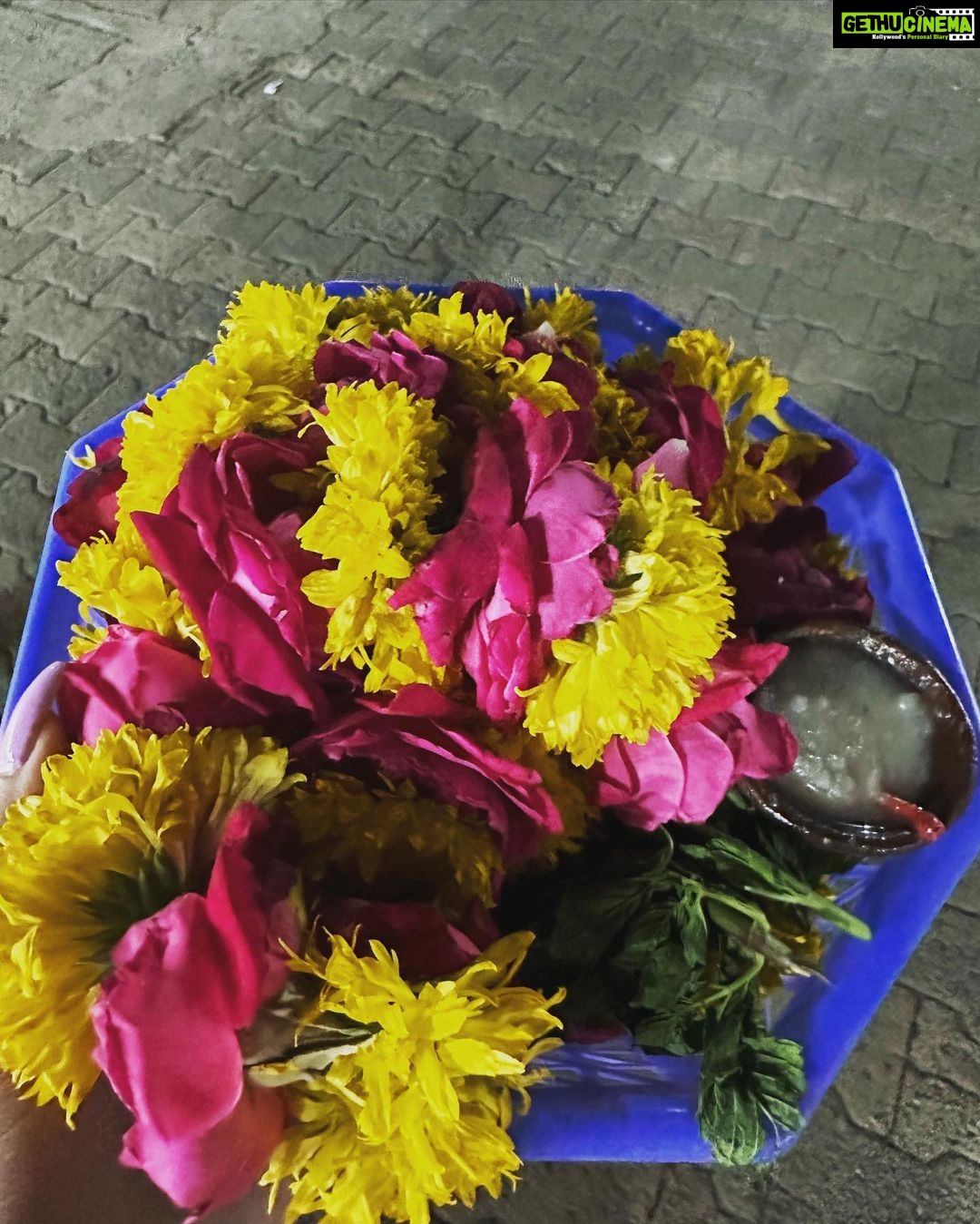 Avneet Kaur Instagram - Visiting temples and taking blessings 🙏🏻❤️🥰😌 Orchha Ram Raja Temple