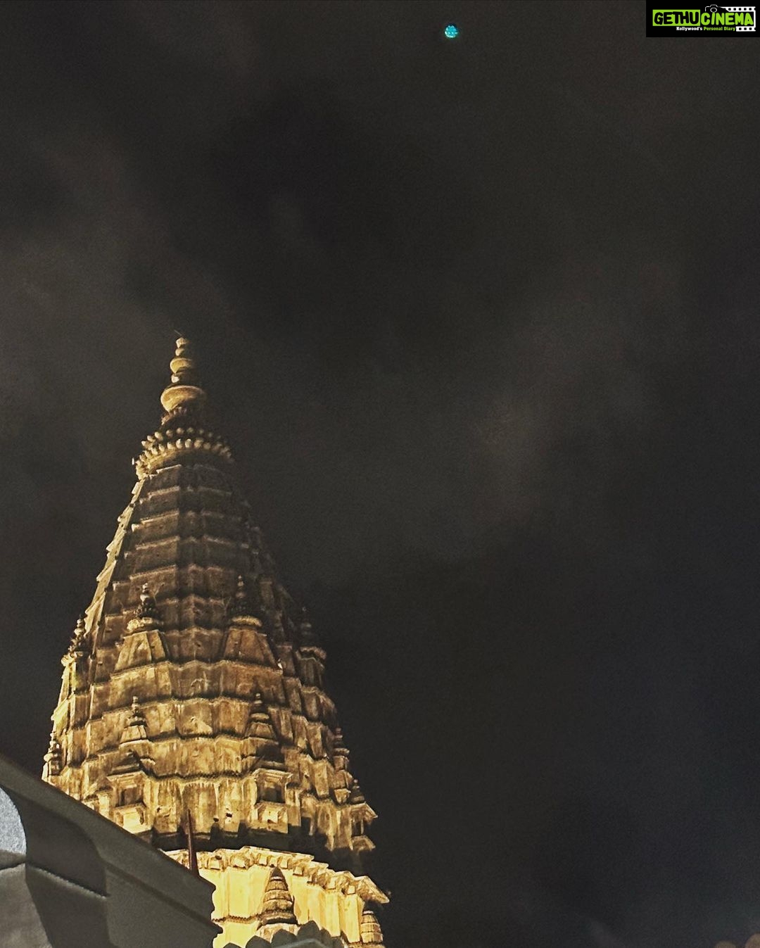 Avneet Kaur Instagram - Visiting temples and taking blessings 🙏🏻❤️🥰😌 Orchha Ram Raja Temple