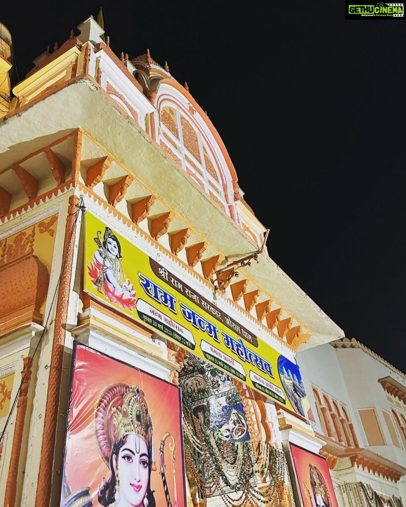 Avneet Kaur Instagram - Visiting temples and taking blessings 🙏🏻❤️🥰😌 Orchha Ram Raja Temple